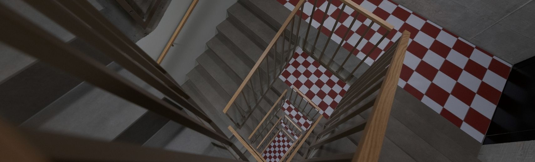 Treppenhaus mit Holzgeländer, von oben gesehen